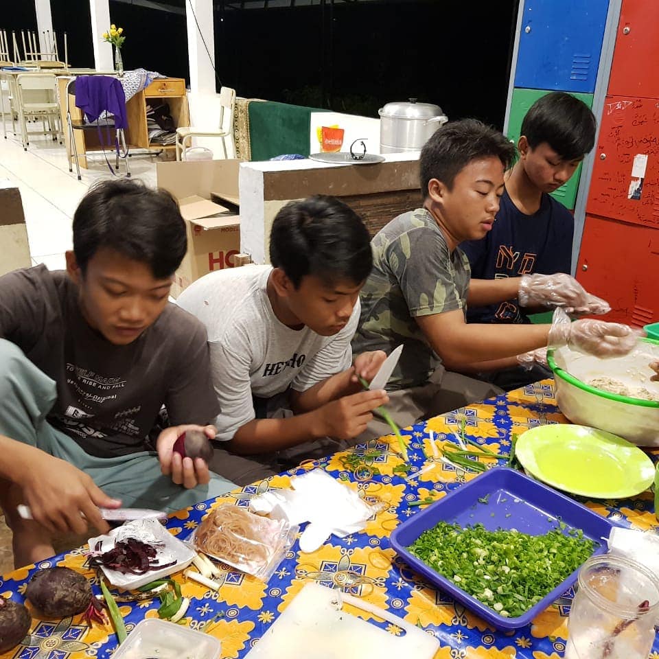 Santri memasak bersama