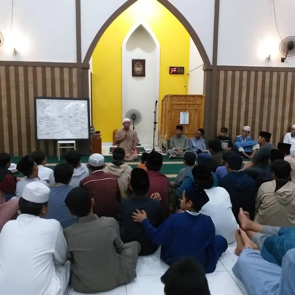 Santri shalat berjamaah di Masjid Al-Ashr